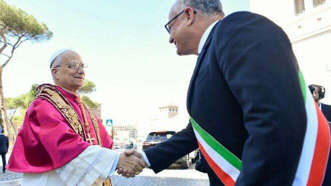 Saludo entre el Papa y el alcalde de Roma
