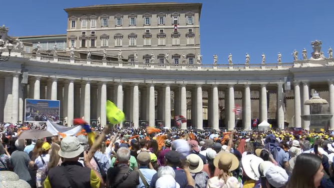 Los fieles esperan a que se asome León XIV al balcón del Palacio Apostólico