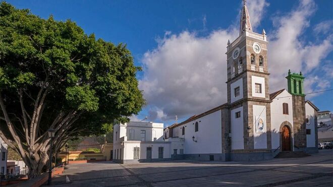 Plaza y casas. Iglesia de Tejina. (La Laguna, Tenerife).