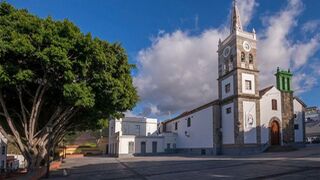 Plaza y casas. Iglesia de Tejina. (La Laguna, Tenerife).