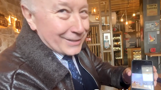 Isaac González muestra una foto de Prevost en una obra de teatro