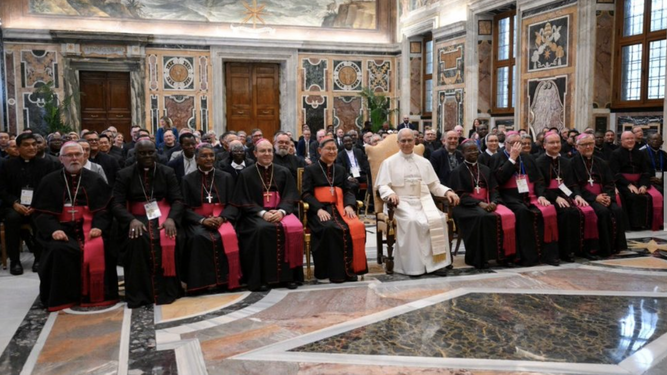 León XIV y el cardenal Tagle, con los directores de las OMP