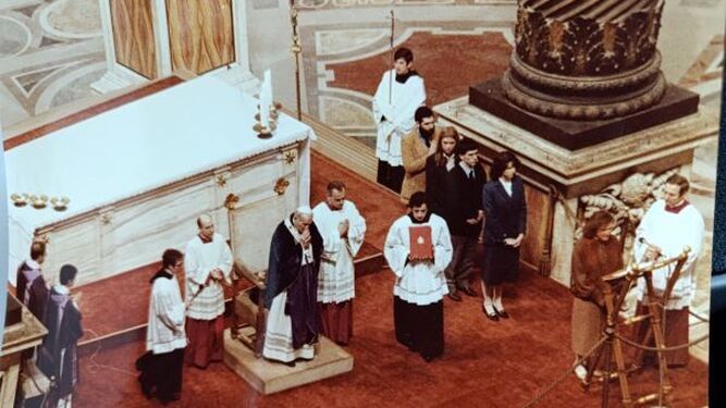 Prevost, con el evangelio, en una misa con Juan Pablo II. Isaac González, con el micrófono