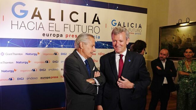Alfonso Rueda (dcha.) en la apertura de la jornada 'Galicia hacia el futuro'