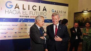 Alfonso Rueda (dcha.) en la apertura de la jornada 'Galicia hacia el futuro'