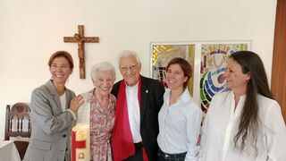 El abrazo del padre Ángel a la hermana Domi