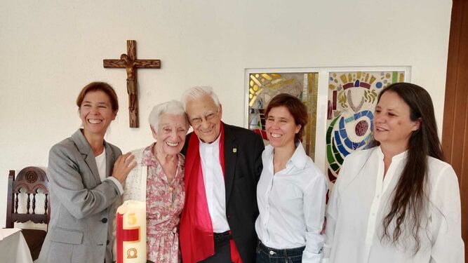 El padre Ángel, con Domi