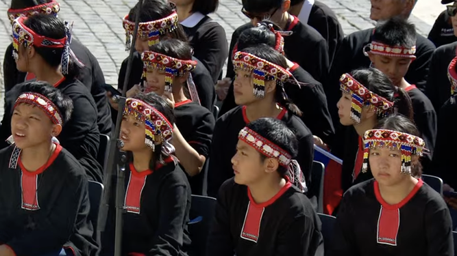 Niños peruanos en la audiencia