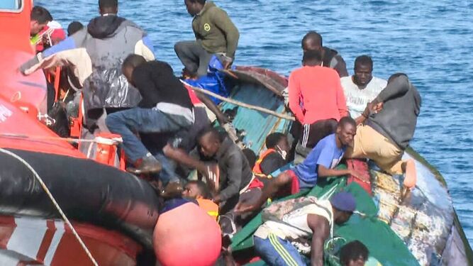 Momento del vuelco del cayuco