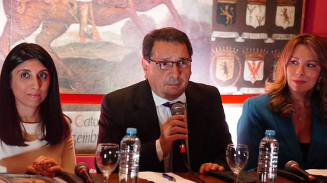 Las autoras Cintia Suárez (izda) y Nunzia Localetti (dcha) con Sergio Rubín