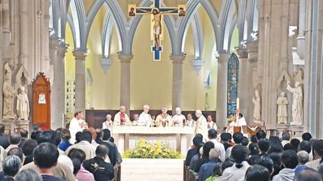 Cardenal Chow. Misa en la catedral de Hong Kong.