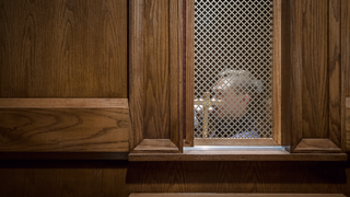 Un sacerdote en un confesionario