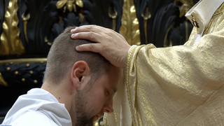 León XIV y la imposición de manos