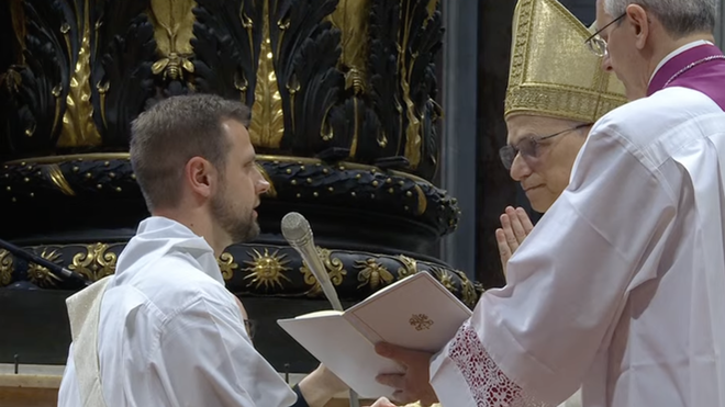 León XIV y un nuevo sacerdote