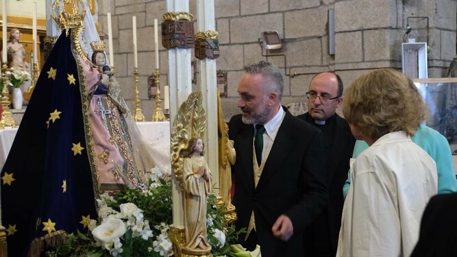 Doña Sofía ante la Virgen de los Remedios de Castro Caldelas