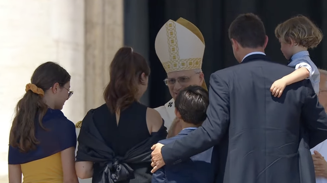 León XIV bendice a una familia
