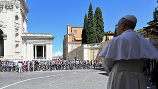 León XIV saluda a los ciclistas del Giro