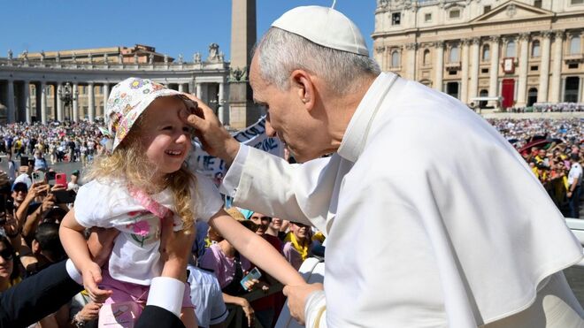 El Papa bendice a una niña
