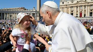 El Papa bendice a una niña