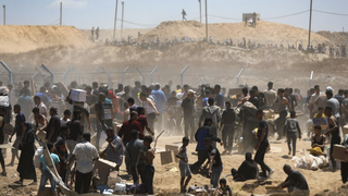 Reparto de alimentos junto al paso de Rafah