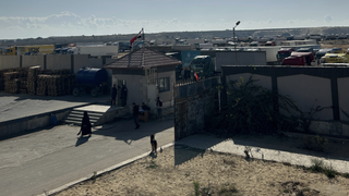 Camiones de ayuda humanitaria en la frontera de Egipto y gaza