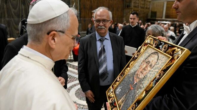 León XIV mira el retrato del cardenal Hossu