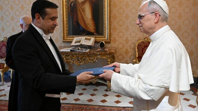 Víctor Valdemar Suárez Díaz entrega sus credenciales al papa