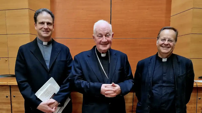 Ouellet, con el rector Álvarez de las Asturias y el profesor Richi
