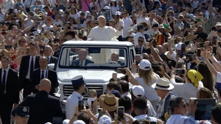 León XIV, en el papamóvil, recorre la abarrotada plaza de San Pedro