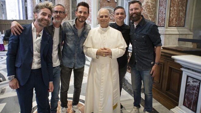 Los miembros del grupo The Sun, con León XIV