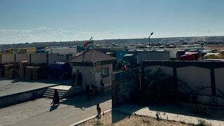 Camiones inmovilizados de ayuda humanitaria en la frontera de Gaza