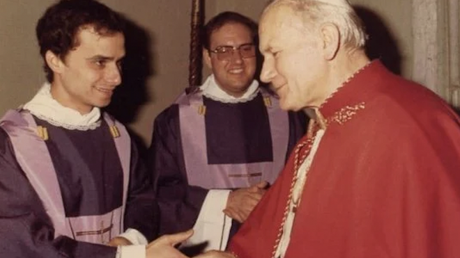 El joven Robert Prevost con Juan Pablo II en 1982