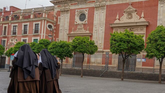 Dos religiosas caminando por Sevilla, en una fotografía de archivo.