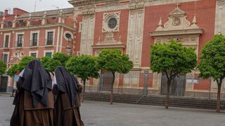 Dos religiosas caminando por Sevilla, en una fotografía de archivo.