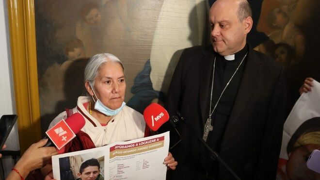 Monseñor Acero, con una de las madres 'buscadoras'