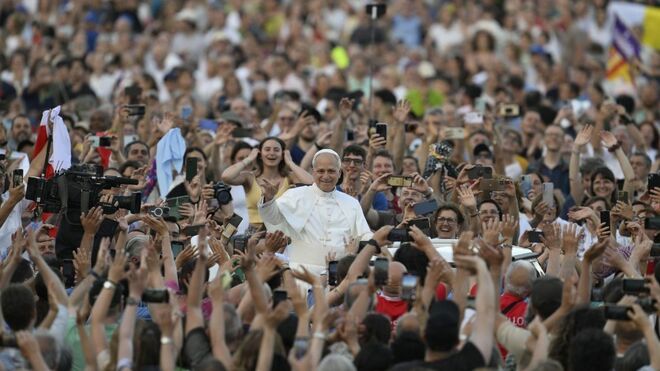 León XIV, a su llegada a la misa de Pentecostés