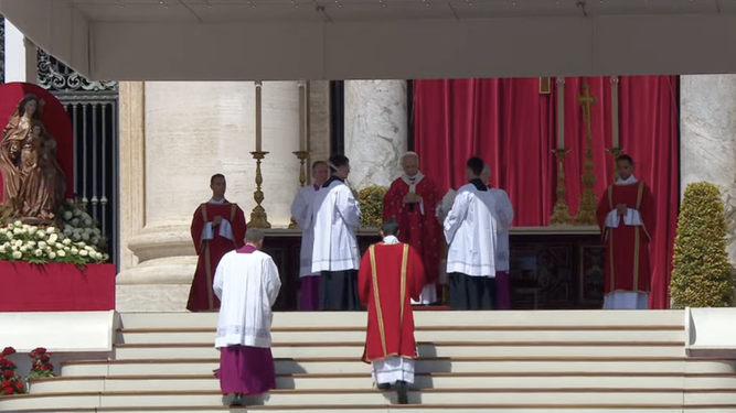 León XIV, durante la misa de Pentecostés