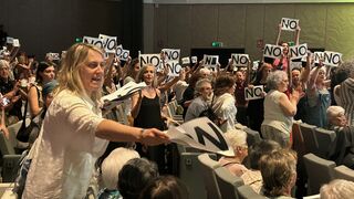 Momento en que comienza el reparto de carteles