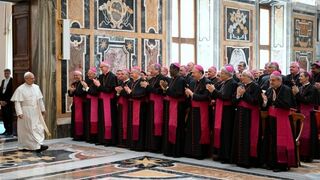 León, con los representantes pontificios