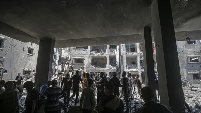 Palestinos buscan víctimas tras un ataque en la ciudad de Gaza