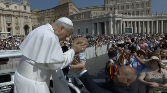 El Papa bendice a un niño en la plaza de San Pedro