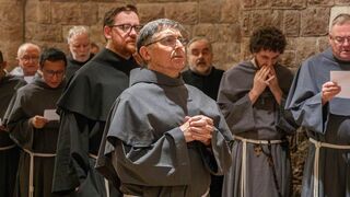 Fray Carlos Alberto Trovarelli (en el centro) en la cripta de la Basílica Inferior de Asís