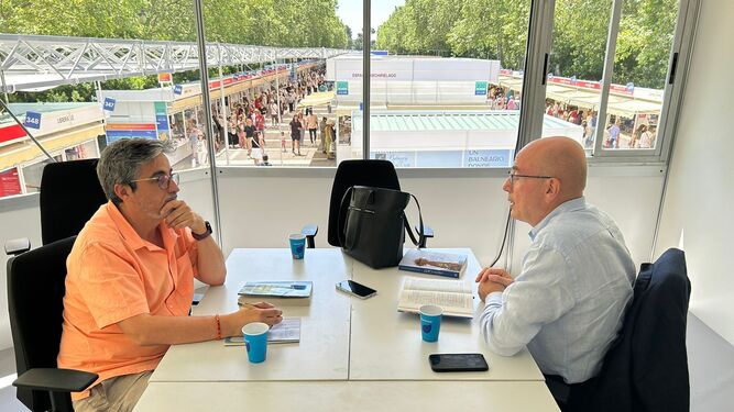 Aldo Cazzullo, en la Feria del Libro, con Jesús Bastante
