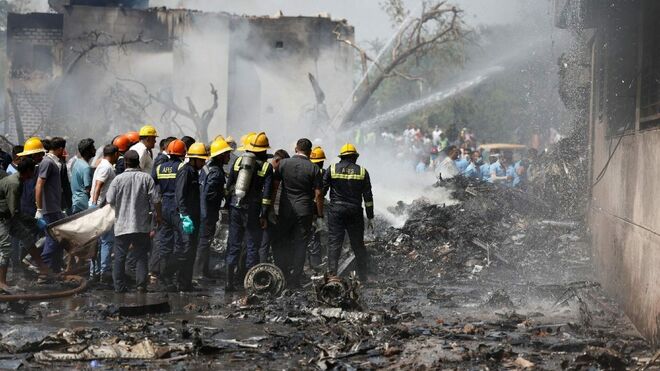 Bomberos trabajan en los restos del avión siniestrado