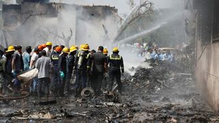 Bomberos trabajan en los restos del avión siniestrado