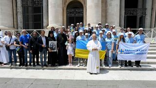 El grupo de adolescentes de Járkov junto al Papa