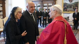 El presidente de Líbano y su esposa saludan a León XIV