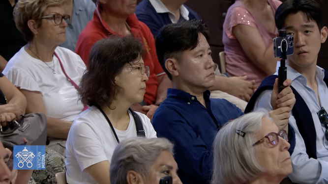 Fieles durante la audiencia jubilar en san Pedro.jpg