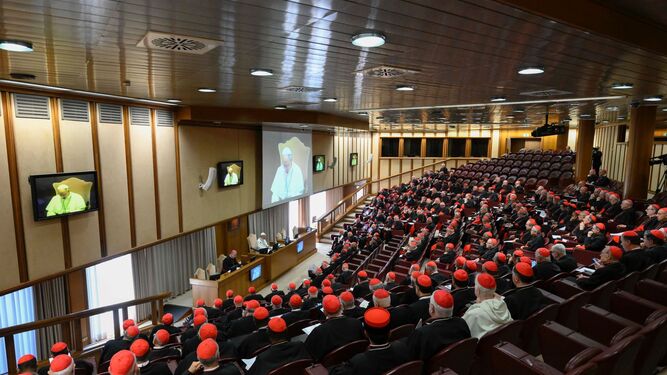León XIV, en su primer encuentro con los cardenales en el Aula del Sínodo