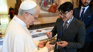Un joven astrónomo conversa con el Papa León